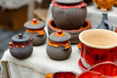 Seramik yemekler, sofra takımı ve sürahiler Vilnius 'taki Paskalya pazarında satılıyor. Litvanya başkentinin geleneksel el sanatları fuarı her Mart ayında Old Town sokaklarında düzenleniyor.