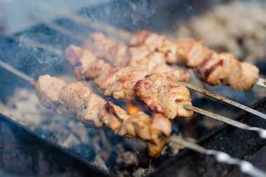 Metal şişler üzerinde ızgara yapılmış tavuk kebabı. Yazın dışarıda yemek yemek..