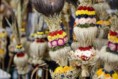 Vilnius 'taki Paskalya pazarında Kaziukas' ta satılan verbolar olarak bilinen geleneksel Litvanya Paskalya palmiyeleri. Litvanya başkentleri geleneksel el sanatları fuarı her Mart Old Town sokaklarında düzenleniyor.