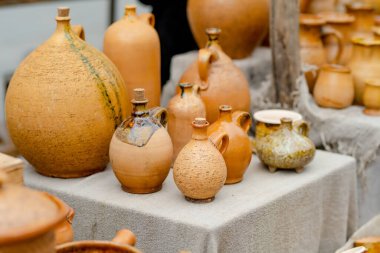 Seramik yemekler, sofra takımı ve sürahiler Vilnius 'taki Paskalya pazarında satılıyor. Litvanya başkentinin geleneksel el sanatları fuarı her Mart ayında Old Town sokaklarında düzenleniyor.