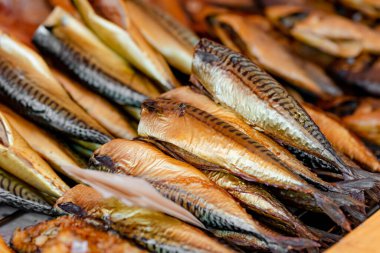 Litvanya 'nın Vilnius kentindeki bir çiftçi pazarında tütsülenmiş balık seçildi. Kaziukas, Litvanya 'nın başkentinde geleneksel bahar festivali.