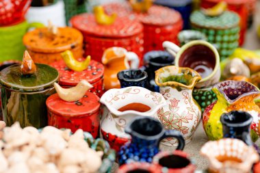 Seramik yemekler, sofra takımı ve sürahiler Vilnius 'taki Paskalya pazarında satılıyor. Litvanya başkentinin geleneksel el sanatları fuarı her Mart ayında Old Town sokaklarında düzenleniyor.