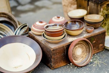 Seramik yemekler, sofra takımı ve sürahiler Vilnius 'taki Paskalya pazarında satılıyor. Litvanya başkentinin geleneksel el sanatları fuarı her Mart ayında Old Town sokaklarında düzenleniyor.