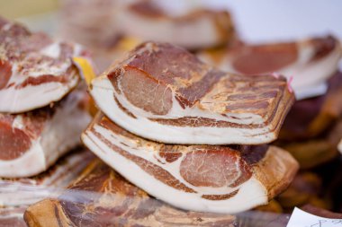 Litvanya 'nın Vilnius kentindeki bir çiftçi pazarında çeşitli ev yapımı et, kurutulmuş et ve sosis seçildi. Kaziukas, Litvanya 'nın başkentinde geleneksel bahar festivali.