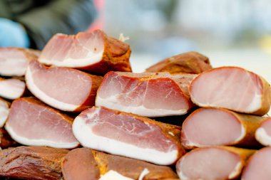 Litvanya 'nın Vilnius kentindeki bir çiftçi pazarında çeşitli ev yapımı et, kurutulmuş et ve sosis seçildi. Kaziukas, Litvanya 'nın başkentinde geleneksel bahar festivali.