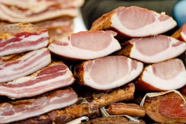 Litvanya 'nın Vilnius kentindeki bir çiftçi pazarında çeşitli ev yapımı et, kurutulmuş et ve sosis seçildi. Kaziukas, Litvanya 'nın başkentinde geleneksel bahar festivali.