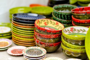 Seramik yemekler, sofra takımı ve sürahiler Vilnius 'taki Paskalya pazarında satılıyor. Litvanya başkentinin geleneksel el sanatları fuarı her Mart ayında Old Town sokaklarında düzenleniyor.