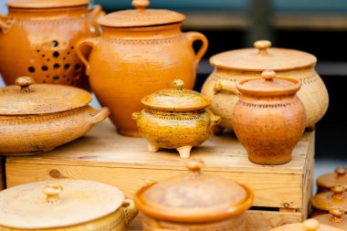 Seramik yemekler, sofra takımı ve sürahiler Vilnius 'taki Paskalya pazarında satılıyor. Litvanya başkentinin geleneksel el sanatları fuarı her Mart ayında Old Town sokaklarında düzenleniyor.