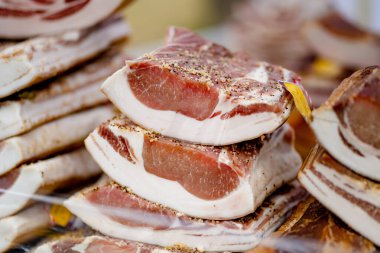 Litvanya 'nın Vilnius kentindeki bir çiftçi pazarında çeşitli ev yapımı et, kurutulmuş et ve sosis seçildi. Kaziukas, Litvanya 'nın başkentinde geleneksel bahar festivali.