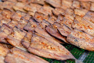 Litvanya 'nın Vilnius kentindeki bir çiftçi pazarında tütsülenmiş balık seçildi. Kaziukas, Litvanya 'nın başkentinde geleneksel bahar festivali.