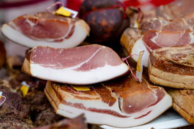 Litvanya 'nın Vilnius kentindeki bir çiftçi pazarında çeşitli ev yapımı et, kurutulmuş et ve sosis seçildi. Kaziukas, Litvanya 'nın başkentinde geleneksel bahar festivali.