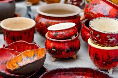 Seramik yemekler, sofra takımı ve sürahiler Vilnius 'taki Paskalya pazarında satılıyor. Litvanya başkentinin geleneksel el sanatları fuarı her Mart ayında Old Town sokaklarında düzenleniyor.