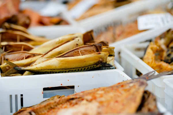 Wybór Domowej Produkcji Ryb Wędzonych Targu Rolniczym Wilnie Litwie Kaziukas — Zdjęcie stockowe