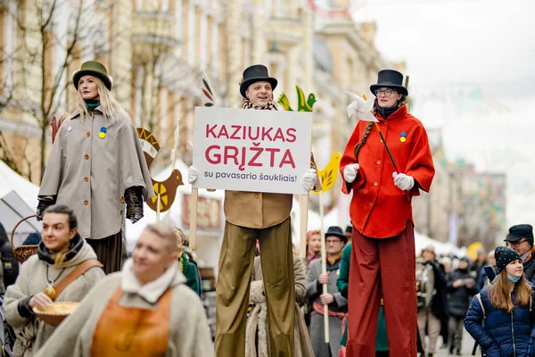 Vilnius Lithuania 2022年3月4日 旧市街通りで毎年3月に開催される伝統的なイースターマーケットであるKaziukasやKaziukasの間にユーモラスなパレードに参加する陽気な人々 — ストック写真
