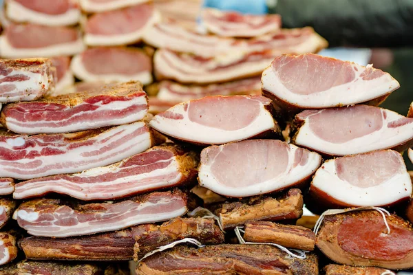 在立陶宛维尔纽斯的一个农贸市场上选择各种自制肉类 肉干和腊肠 Kaziukas 立陶宛首都传统的春季博览会 — 图库照片