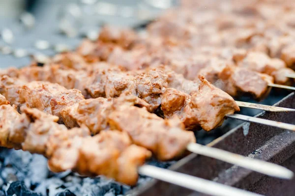 Chicken Kabobs Grilled Metal Skewers Outdoors Eating Outdoors Summer — Stock Photo, Image