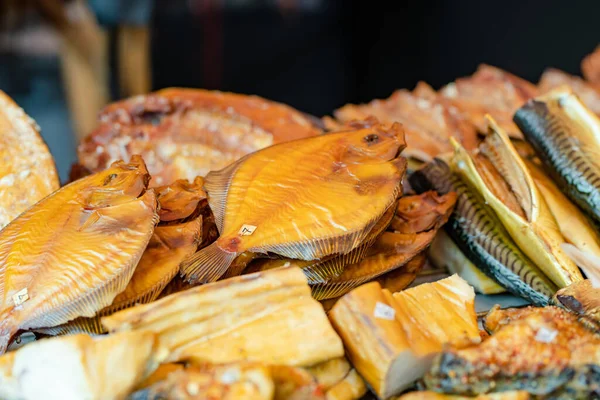 Litvanya Nın Vilnius Kentindeki Bir Çiftçi Pazarında Tütsülenmiş Balık Seçildi — Stok fotoğraf