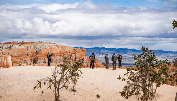 Bryce Canyon Utah Usa April 2016 Group Hikers Admiring View — Foto Stock