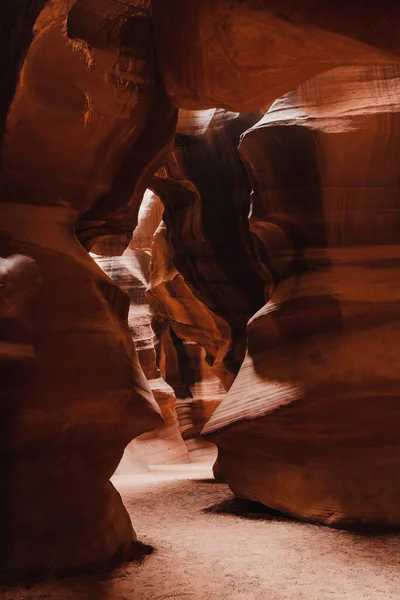 美国亚利桑那州佩奇附近纳瓦霍保留地著名的狭长地带峡谷 上羚羊峡谷的明亮色彩 探索美国西南部 — 图库照片