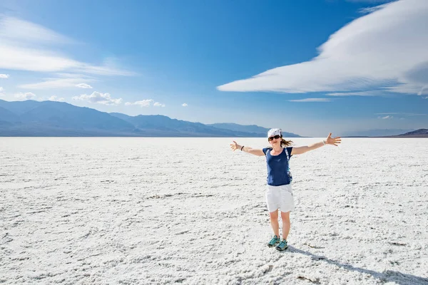 Young Female Hiker Exploring Salt Crust Badwater Basin Lowest Point — Stock Photo, Image