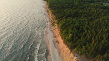 Hollandaca Cap havadan görünümü, Baltık Denizi kıyısında güzel ve eşsiz bir yer, Klaipeda kasabası yakınlarında bulunan sahil buzulu tarafından oluşturulan moraine sırtEn yüksek doruk noktası, Litvanya