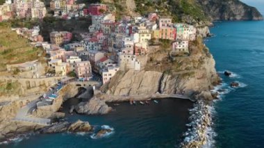 Manarola 'nın havadan görünüşü, ünlü Cinque Terre kasabalarının en küçüğü, yüksek bir kayanın üzerine inşa edilmiş, Cinque Terre köylerinin en büyüleyici ve romantik olanlarından biri, Liguria, Kuzey İtalya