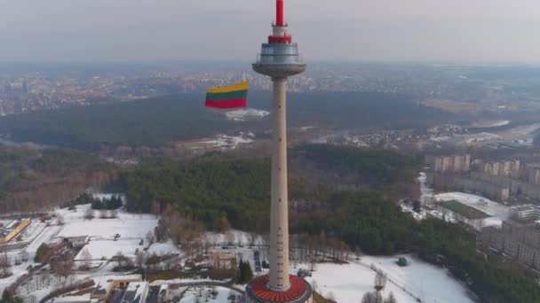 Stora Tricolor Litauiska Flaggan Viftar Vilnius Torn Firandet Restaureringen Statsdagen — Stockvideo