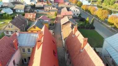 Litvanya 'nın en eski kasabalarından biri olan Kedainiai' deki Eski Pazar Meydanı 'nın güzel hava manzarası. Altın gün batımı ışığında eşsiz renkli Stikliu sokak evleri. Kedainiai, Litvanya.