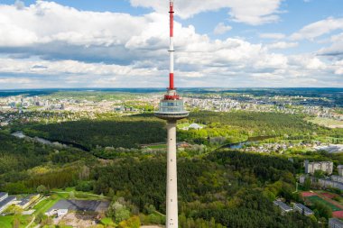 VILNIUS, LITHUANIA - 12 Mayıs 2022: Litvanya 'nın en yüksek binası olan ve SC Litvanya Radyo ve Televizyon Merkezi tarafından işgal edilen Vilnius TV kulesinin havadan görüntüsü.