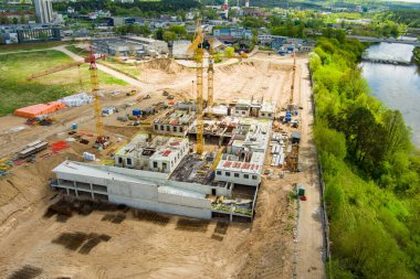 VILNIUS, LITHUANIA - Mayıs 2022: Litexpo sergi merkezi ile Vingis şehir parkı arasındaki Neris Nehri kıyısındaki yeni Akropolis alışveriş merkezinin havadan görünüşü.