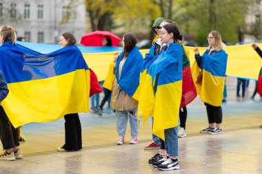 VILNIUS, LITHUANIA - 2 Mart 2022 Ukrayna 'daki savaşa ve Rus işgaline karşı barışçıl bir gösteri. Litvanya halkı Ukrayna ve Litvanya bayrakları ile birlikte Ukrayna 'ya destek veriyor.