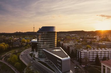 VILNIUS, LITHUANIA - MAYIS 2022: manzaralı günbatımı aydınlatması ile Vilnius iş bölgesinin güzel akşam manzarası. Vilnius, Litvanya 'da şehir hayatı.