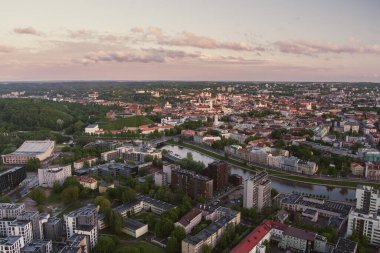 Baharın başlarında güzel Vilnius şehri panoraması. Havadan gün doğumu görüntüsü. Litvanya, Vilnius 'ta ilkbahar şehir manzarası.
