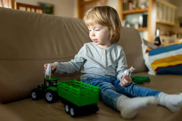 Evde Yeşil Oyuncak Traktörüyle Oynayan Tatlı Çocuk Küçük Çocuk Oyuncaklarla — Stok fotoğraf