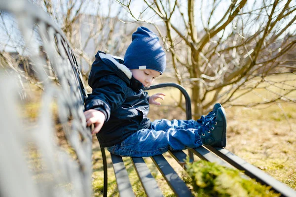 晴れた春の日に屋外で遊んでかわいい幼児の少年 子供は自然を探索する 小さな子供のための早春の活動 — ストック写真