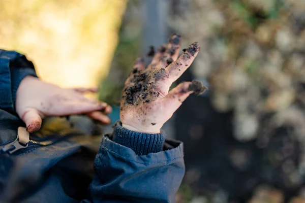 Смішний Хлопчик Який Показує Свої Брудні Маленькі Руки Дитина Забруднюється — стокове фото