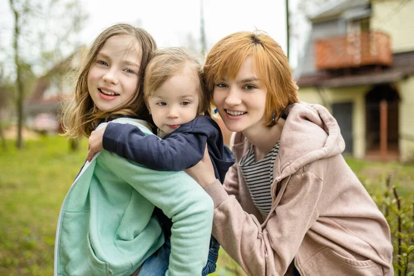 Aranyos Nővérek Ölelkeznek Kisöccsükkel Imádnivaló Tinédzser Lányok Ölelgetik Kistestvérüket Gyerekek — Stock Fotó