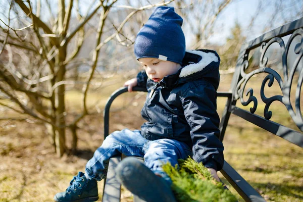 Menino Bonito Brincando Livre Dia Ensolarado Primavera Criança Explorando Natureza — Fotografia de Stock