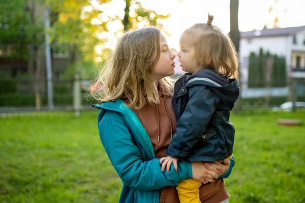 Linda Hermana Mayor Abrazándose Con Hermano Pequeño Adorable Niña Preadolescente — Foto de Stock