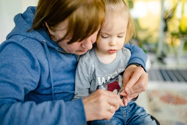 Grootmoeder Knipt Haar Kleuter Kleinzoons Vingernagels Met Een Kleine Manicure — Stockfoto