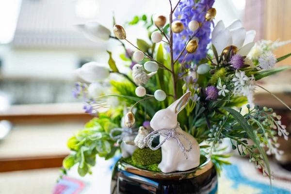 Decoración Mesa Pascua Hecha Flores Artificiales Hojas Verdes Aves Huevos — Foto de Stock