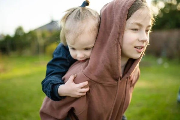 Linda Hermana Mayor Abrazándose Con Hermano Pequeño Adorable Niña Preadolescente —  Fotos de Stock