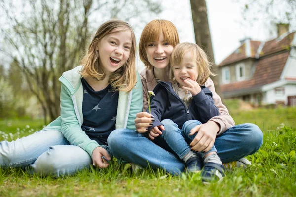 Nette Große Schwestern Kuscheln Mit Ihrem Kleinen Bruder Entzückende Teenager — Stockfoto