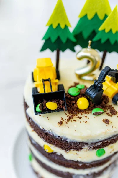 Torta Compleanno Bimbo Due Anni Decorata Con Alberi Feltro Veicoli — Foto Stock
