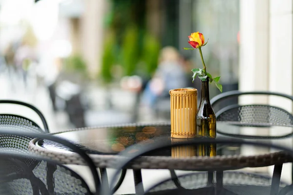 Mesa Restaurante Aire Libre Bellamente Decorada Con Flor Rosa Una —  Fotos de Stock