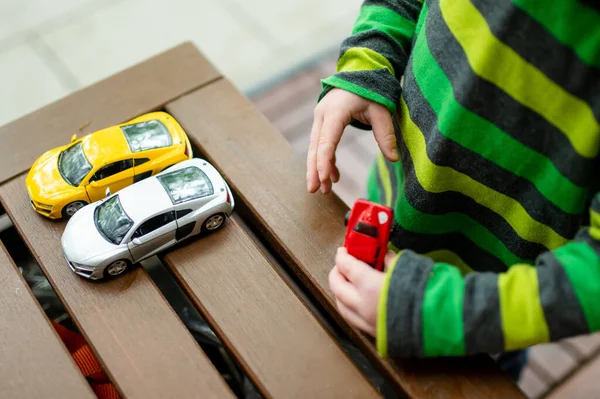 Menino Bonito Brincando Com Carros Brinquedo Coloridos Livre Criança Pequena — Fotografia de Stock