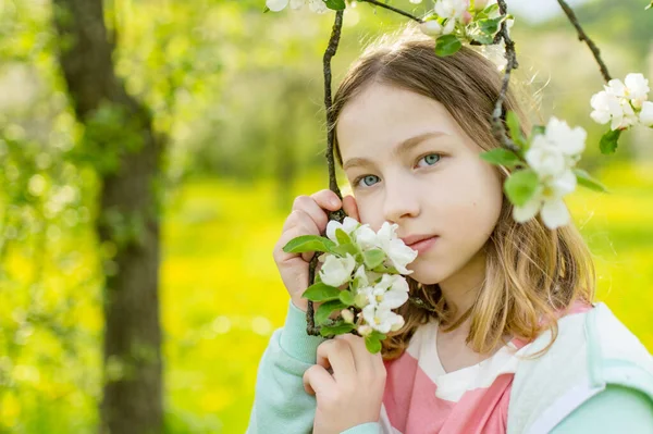 Entzückende Junge Mädchen Blühenden Apfelbaumgarten Einem Schönen Frühlingstag Nettes Kind — Stockfoto