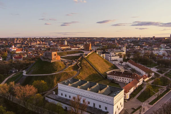 早春の美しいヴィリニュスの街のパノラマ 空中日の出ビュー リトアニアのヴィリニュスでの早春の都市風景 — ストック写真