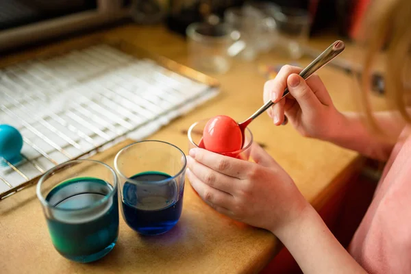 Using Food Coloring Dye Easter Eggs Home Painting Colorful Eggs — Stock Photo, Image