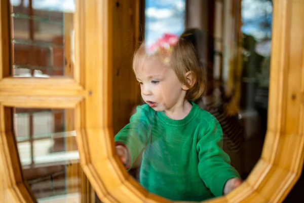 Menino Adorável Olhar Pela Janela Criança Pequena Divertindo Casa — Fotografia de Stock